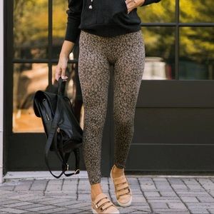 Spanx Look At Me Now Smoothing Legging Mini Leopard size Medium